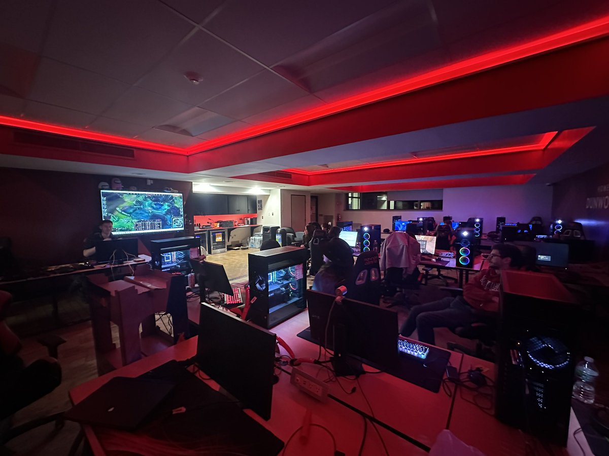 DunwoodyHawks's tweet image. Coach Coop leading the Hawks LoL team to a 4-1 season thus far!
#BornToDo #esports #leagueoflegends