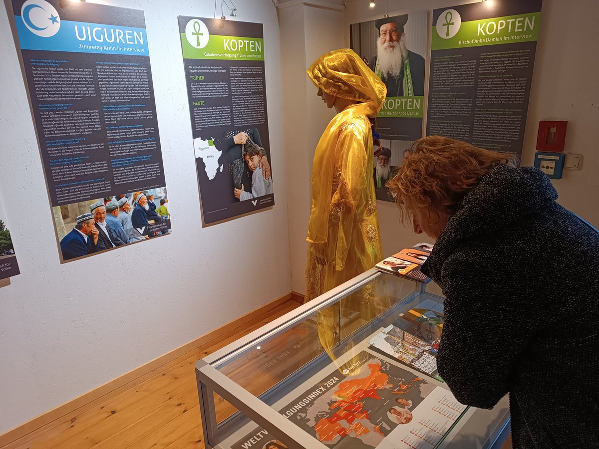ds_beukenhorst's tweet photo. 31 oktober. #Reformationstag. #Hervormingsdag. We zijn in #BadKarlshafen, eindpunt van de #Hugenoten vluchtroute. In het plaatselijke Hugenoten museum zien we hoe Franse hugenoten op hun nieuwe veilige plekken kerken stichtten. Nu ook aandacht voor huidige geloofs vluchtelingen. https://t.co/OZimCOYbrM