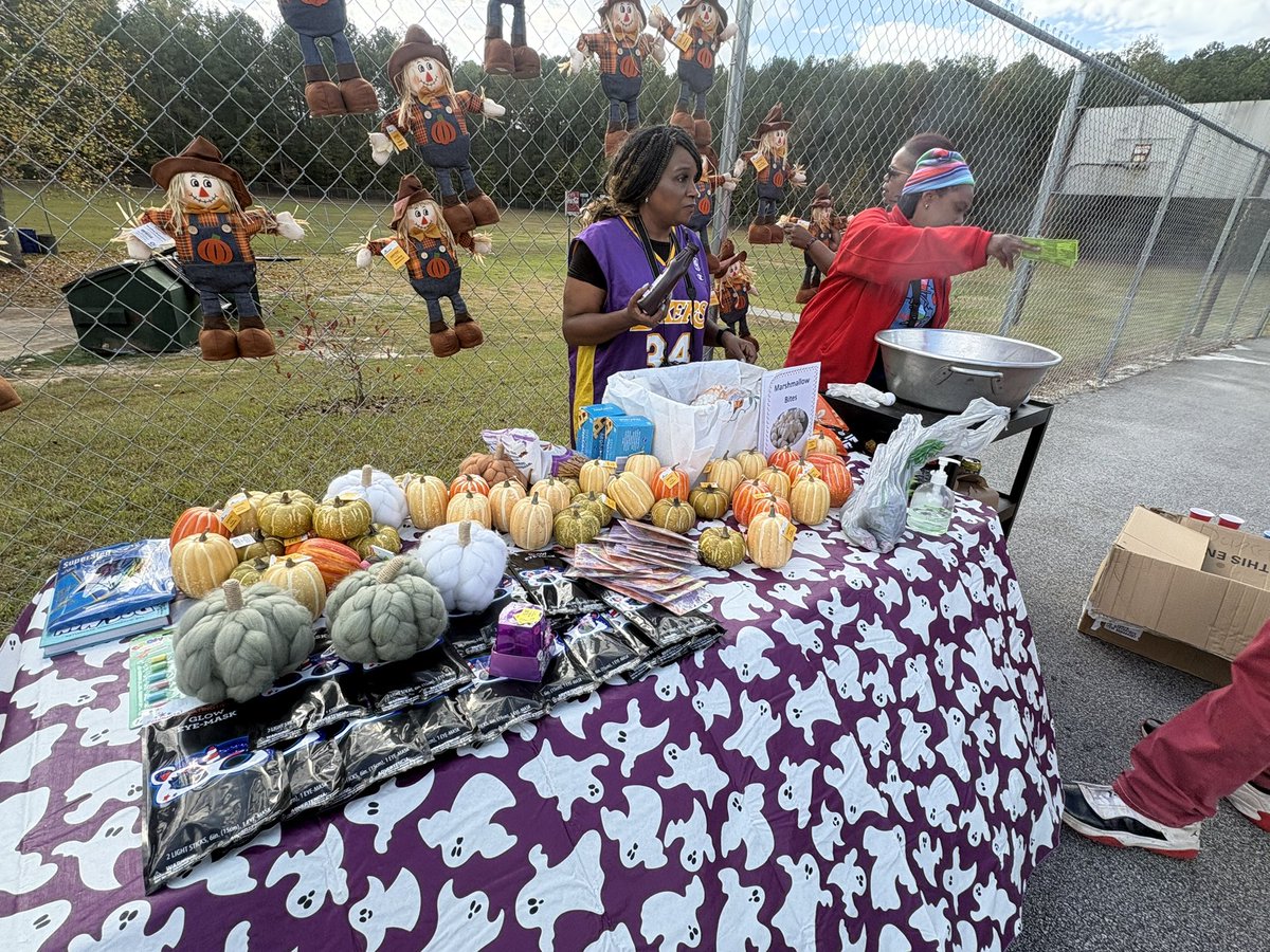 lkb1908's tweet photo. Harvest Festival at EWA! Happy Halloween! 🎃 https://t.co/5cXDgNDbQf