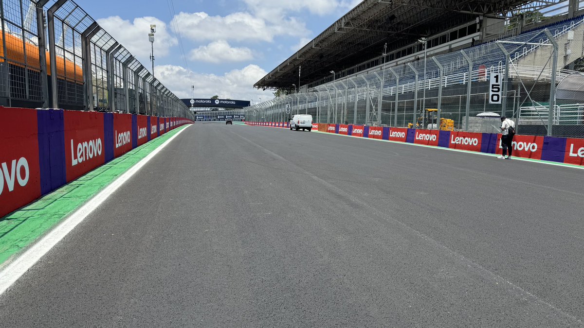 La pista ha sido reasfaltada por completo. Tan solo hace 2 meses. No se ha disputado ninguna carrera. No hay goma. Se ha lavado pero no a muy alta presión. Menor macro y micro rugosidad que 2023. En seco debería tener buen nivel de grip por betumen. Veremos que pasa si llueve.