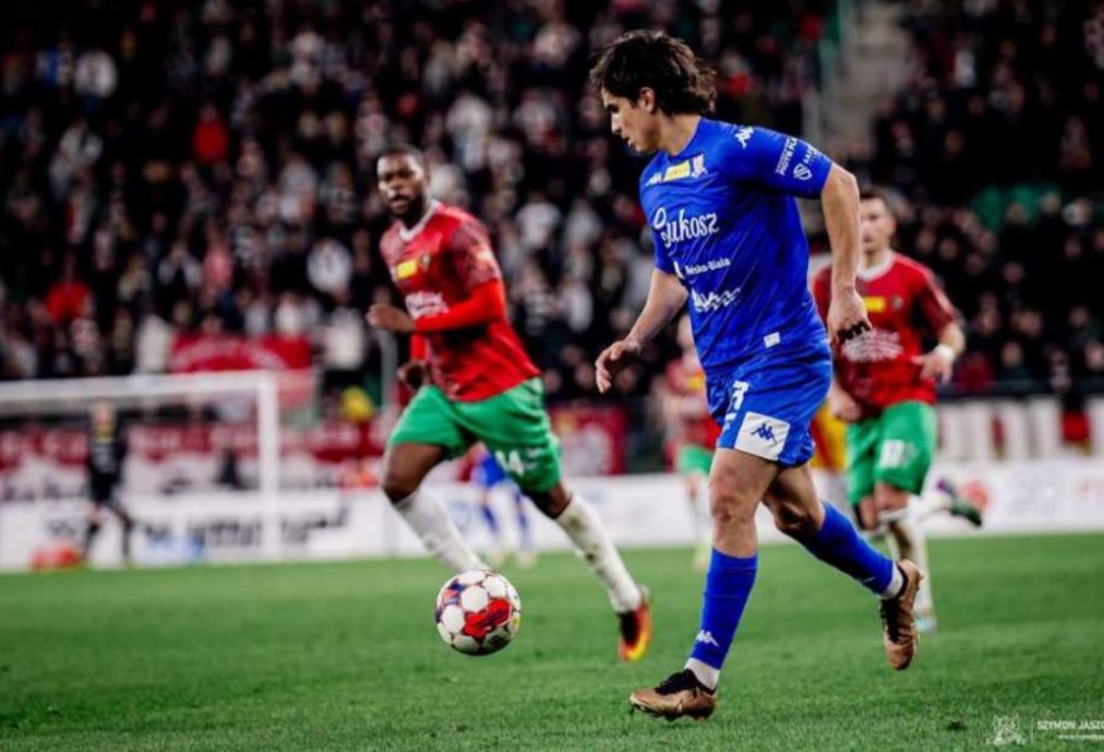 ⚽️👋 Saludamos a <a href="/MarcoSiverio/">Marco Siverio</a>, delantero del <a href="/unionsuryaiza/">C.D. Union Sur Yaiza</a> que comenzó la temporada en 2ª RFEF en un gran estado de forma.

📻 radiomarcatenerife.com