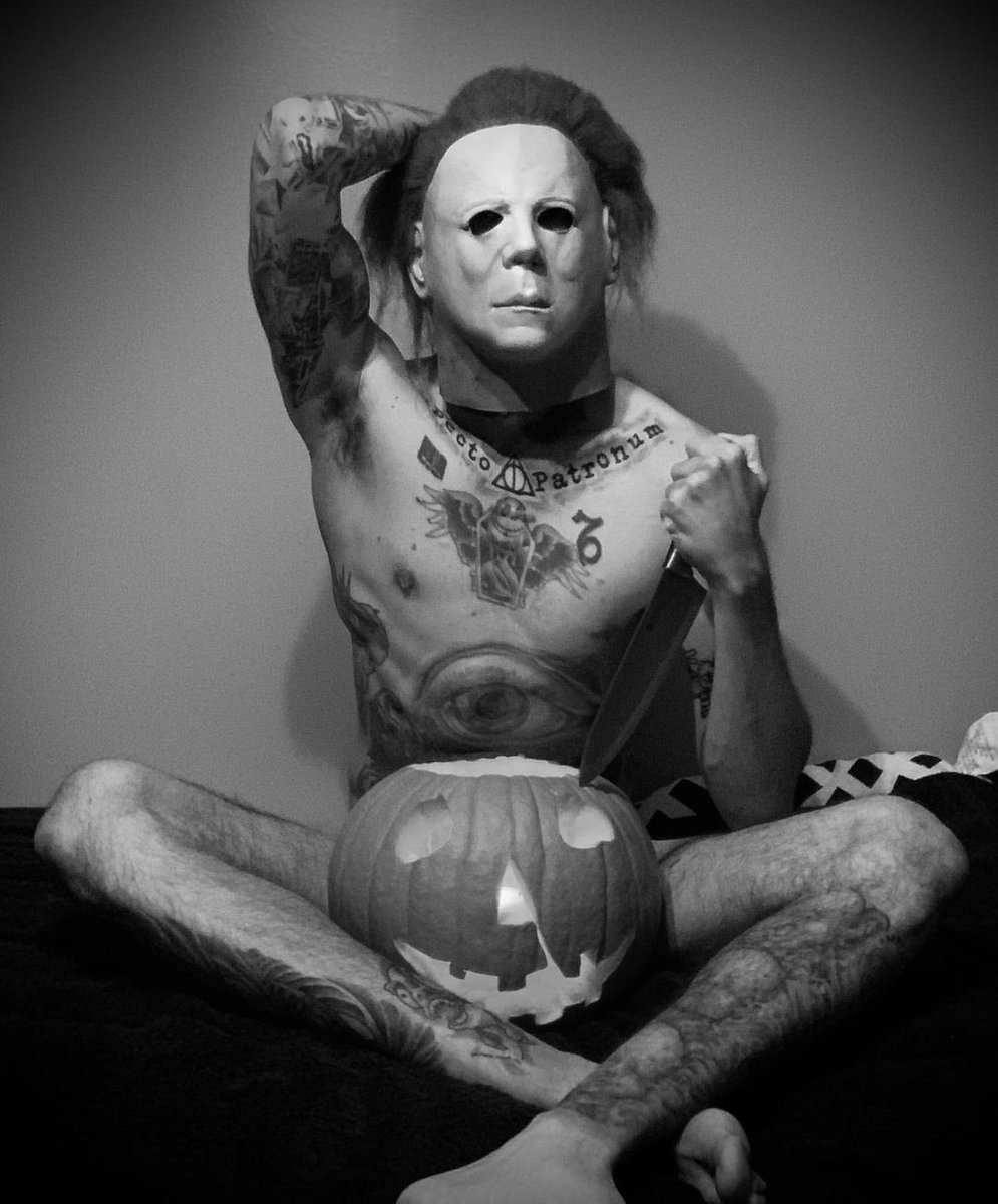 TaakoTuuesday's tweet photo. Happy Halloween 🔪🎃 https://t.co/ceB5m4msUz