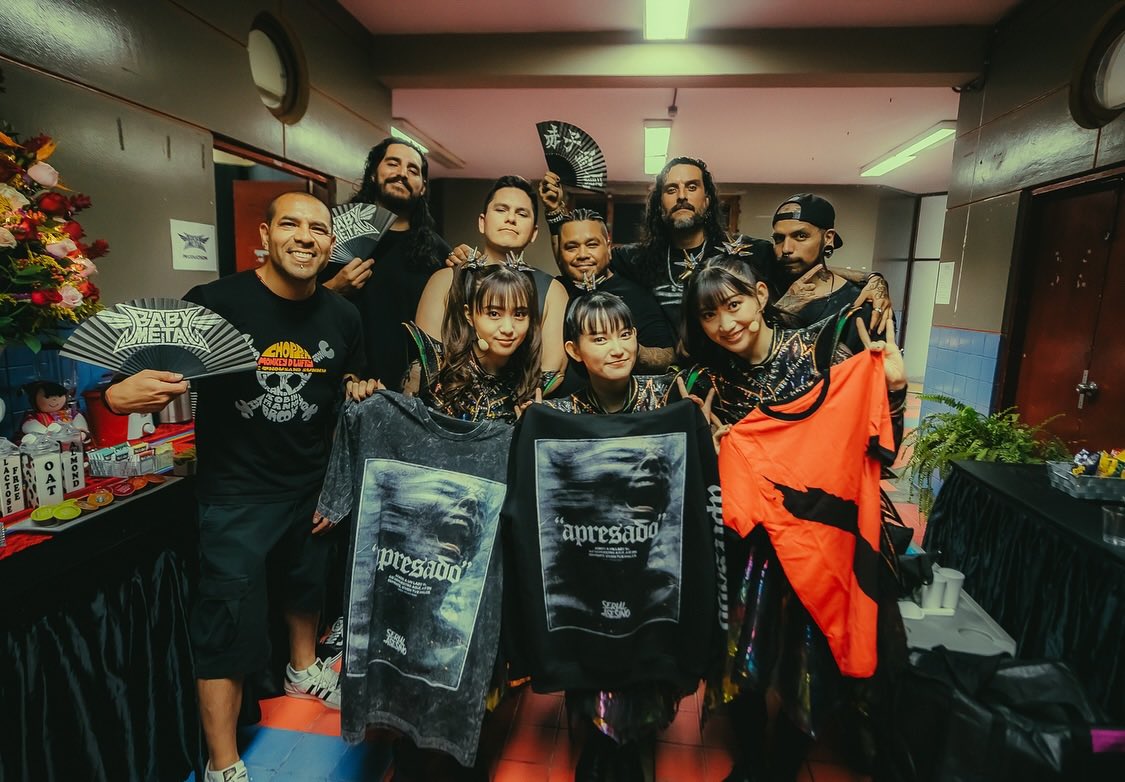 🦊L.OT.D🐹 (@martirenzo) on Twitter photo Probablemente los chicos de <a href="/SerialAsesino/">Serial Asesino</a> sean los primeros peruanos en tener una foto con Babymetal. Totalmente merecido; dieron un tremendo show de apertura ayer. 🔥🔥 Probablemente los chicos de <a href="/SerialAsesino/">Serial Asesino</a> sean los primeros peruanos en tener una foto con Babymetal. Totalmente merecido; dieron un tremendo show de apertura ayer. 🔥🔥