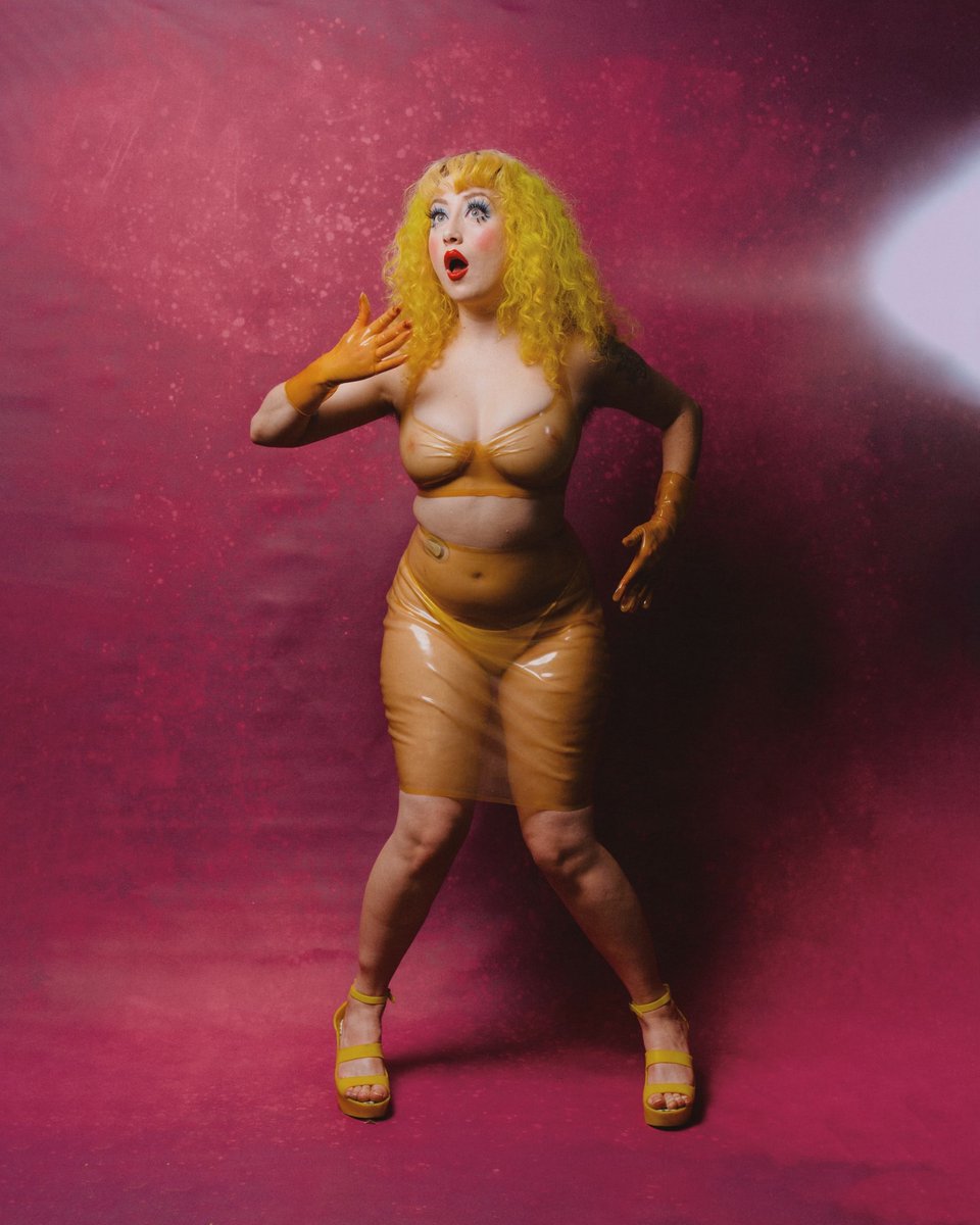 harsh__babe's tweet photo. I hate gay halloween, what do you mean you’re Judy the Vintage Blow Up Doll? https://t.co/2GCLIlvCs3