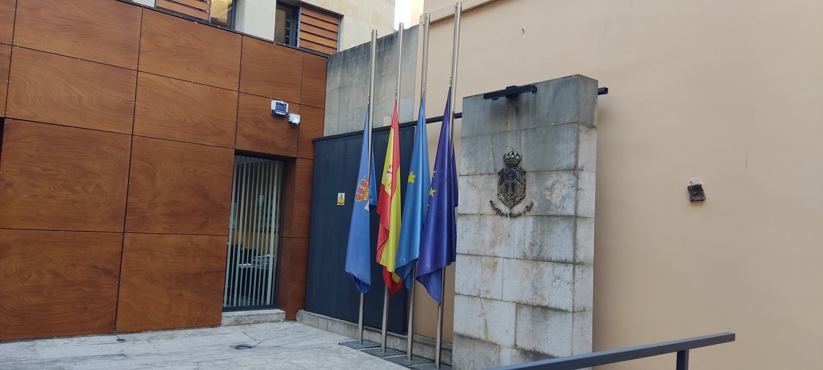 ICAOviedo's tweet photo. 🔵Las banderas del ICA Oviedo ondean a media asta por las víctimas de la #dana
➡️https://t.co/PmVX76CgKU https://t.co/qWc1e8ZpZA