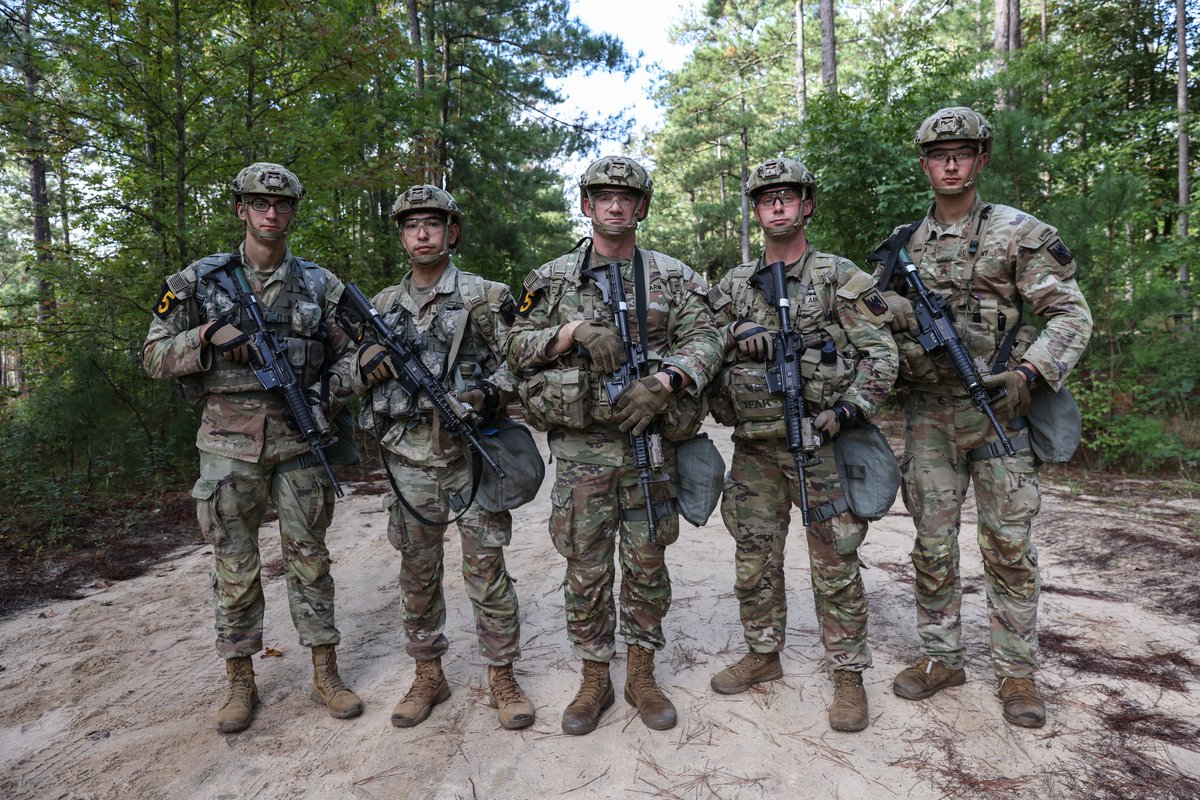 Missouri_NG's tweet photo. 🎉 Congrats to Sgt. Trace Thompson &amp; the 2024 Army National Guard Best Squad on receiving the Granite Charge award at the U.S. Army’s Best Squad Competition! Proud of our MO Guard Soldier and Team 5’s incredible performance. 💪🇺🇸 #GoMoGuard #BestSquad #ArmyGuard https://t.co/1eaHtR8LSi