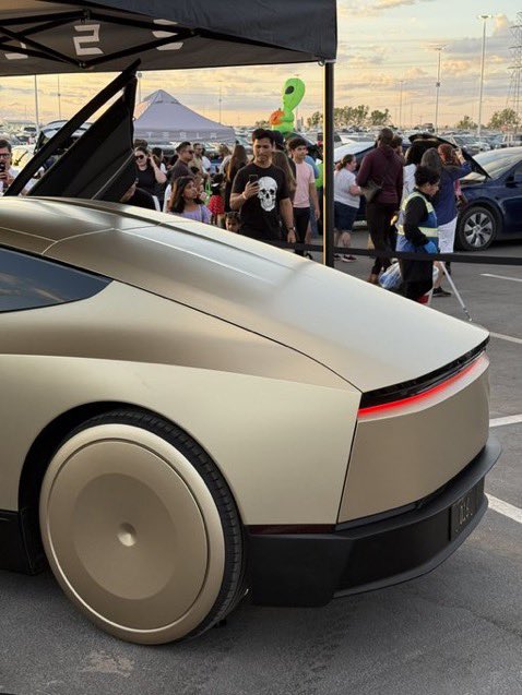 teslasimulator's tweet image. Show me those A.S.S. (Actual Smart Summon) Rear photos. I’ll start…
#cybertruck #Robœvan #robovan #robobus #cybercab #modely #tesla $tsla
