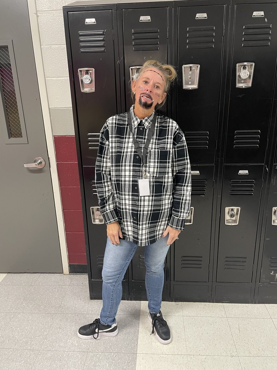 jechobbs's tweet photo. @PostMalone was at my middle school today!! https://t.co/oNx6KKUx26