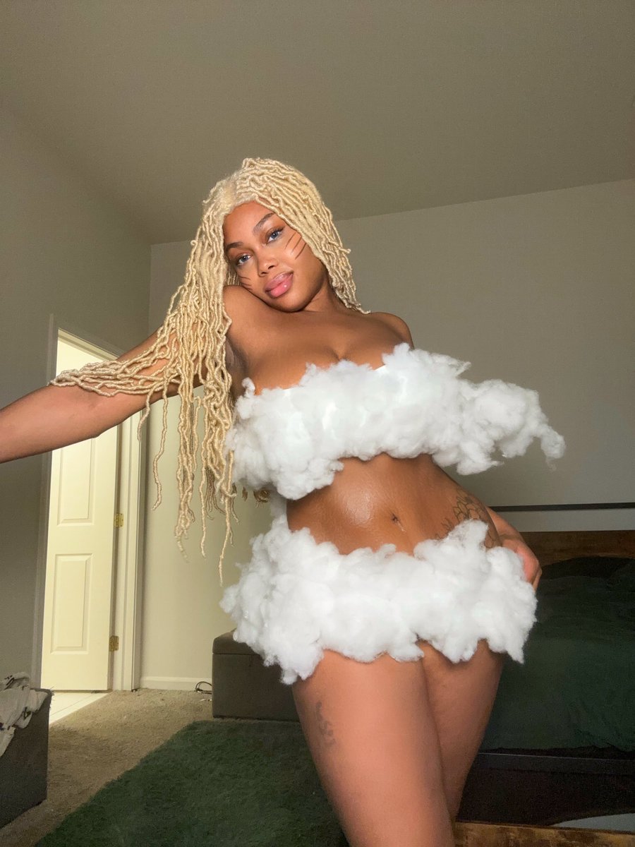 HighonMali's tweet photo. Like my costume? 🎃 https://t.co/jo7uizlSHU