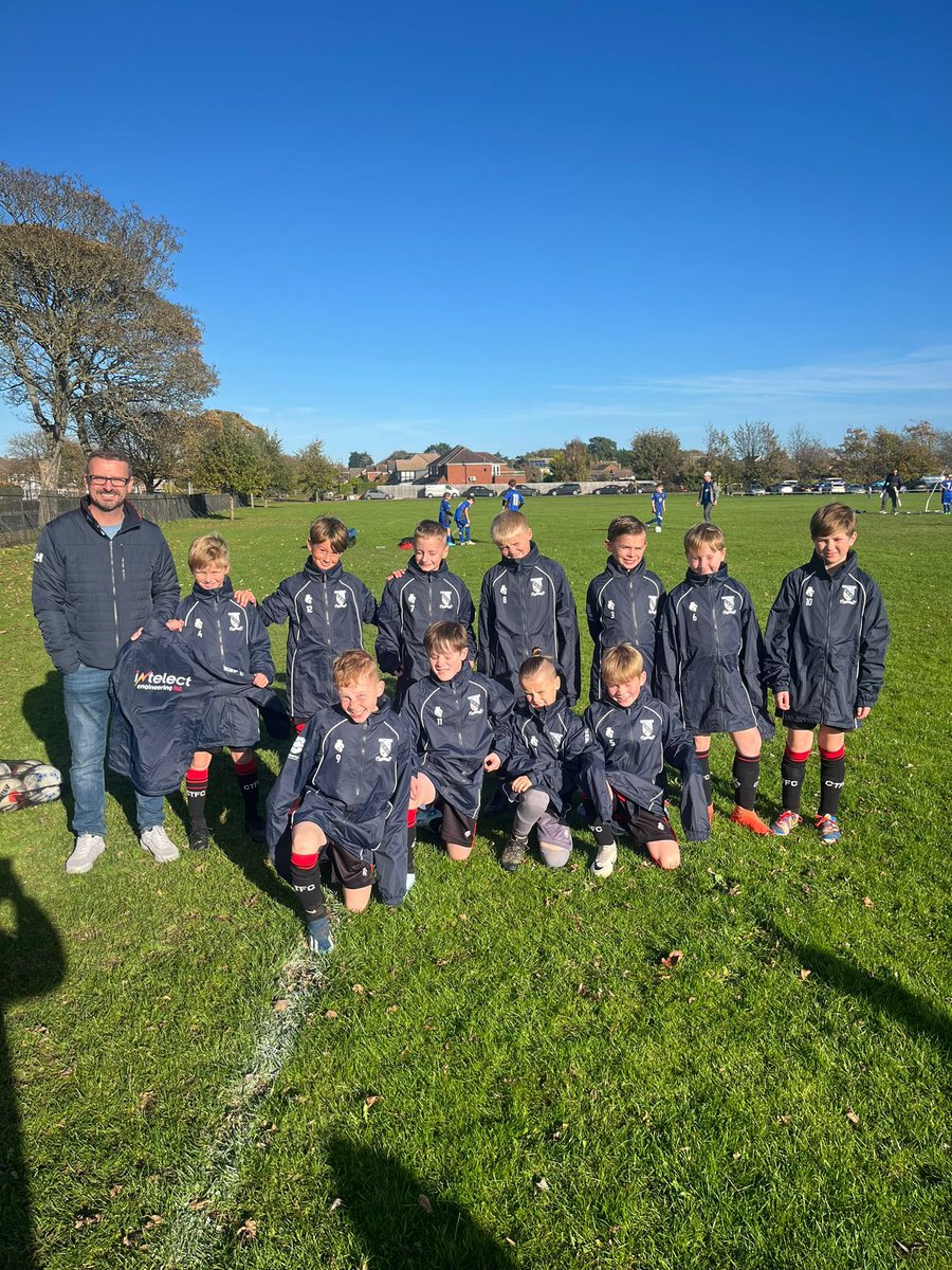 Rob mortimore from <a href="/Intelect_UK/">Intelect</a> presenting new wet jackets to Clee town meggies under 10’s 

A huge thank you to Intelect and all the companies that sponsor our junior sides 👏🏻🦉

#grassroots #Cleethorpes #Owls #keepitlocal