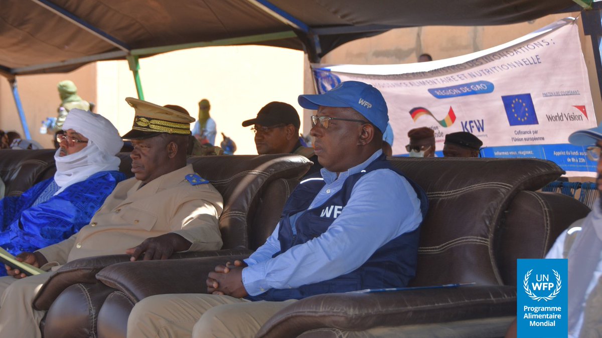 WFP_Mali's tweet photo. #Gao🇲🇱Ce 31 oct, notre Rep, Ibrahima DIALLO &amp; @AgRedwane, Ministre du CSA* ac la @FAOMali se sont rendus auprès des ménages victimes des récentes inondations.
🚨@WFP_Mali y poursuit l'assistance🍚alimentaire &amp; nutritionnelle à + de4️⃣0️⃣0️⃣0️⃣familles affectées dont des🤰🤱&amp;🧒-2️⃣ans. https://t.co/0WZnbT5x9L