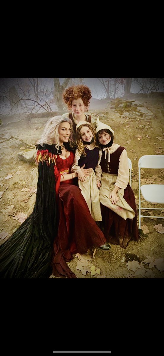 hanwaddingham's tweet image. HAPPY HALLOWEEN SISTAAAAAAAAAHS!👻💀🎃🎃🎃❤️ @HocusPocusMovie