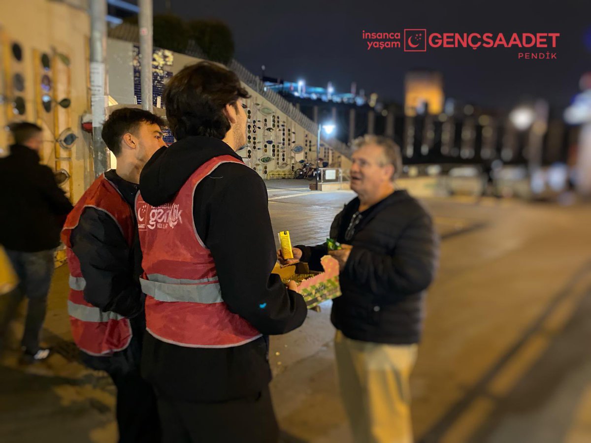 Pendik köprüsü, E-5 Kadıköy ve Tuzla yönleri otobüs ve metro duraklarında bekleyen vatandaşlarımıza ikram çalışmamızı gerçekleştirdik.