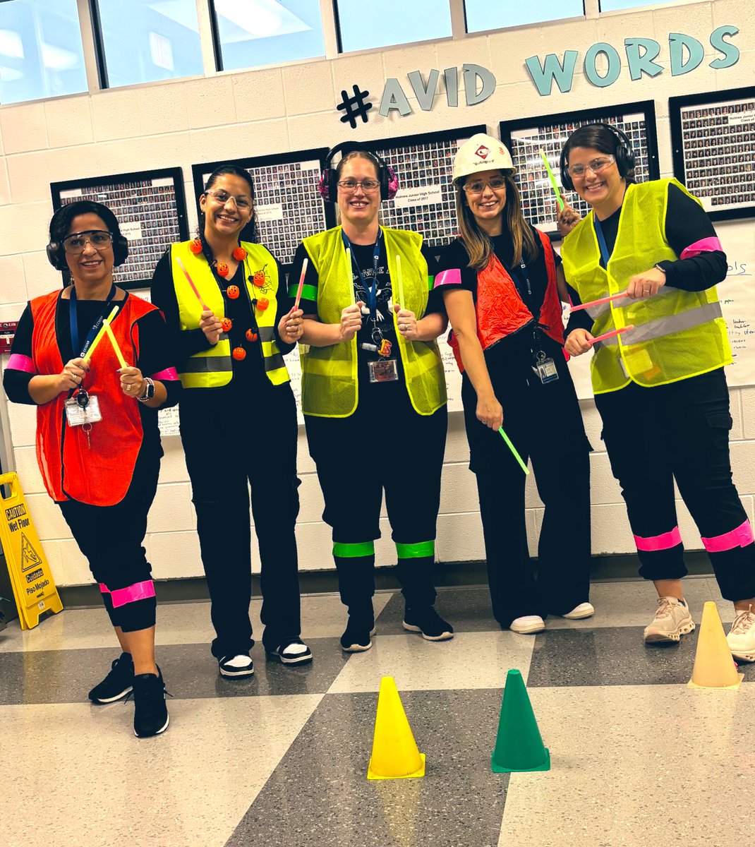 Anays323's tweet photo. Holmes Hallway Marshalls reporting for duty! ⚠️#holmesjh #ccsd59 https://t.co/dzDsx2lYOA