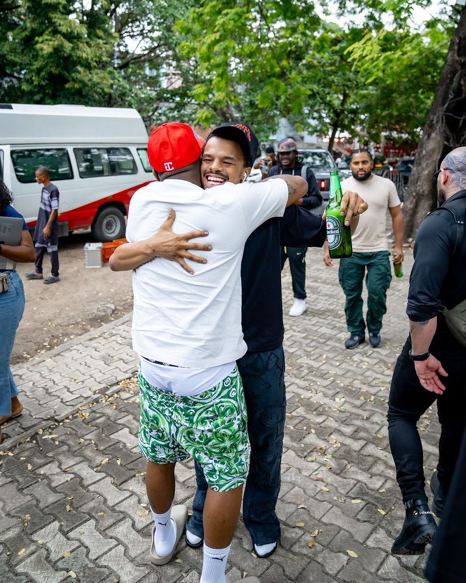 Beckkyyy55's tweet photo. 5k likes for this Davido &amp; YG Marley pic 🥹🫂❤️ https://t.co/mkuBc0PVk3