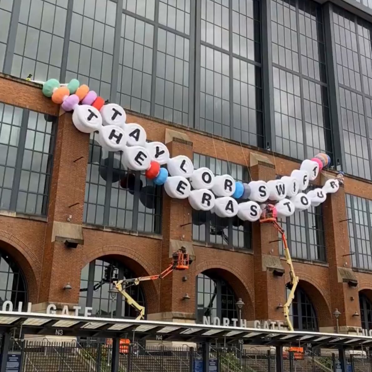 🚨| Lucas Oil Stadium in Indianapolis has officially traded the giant friendship bracelet with Caesars Superdome in New Orleans ahead of Taylor Swift's 'The Eras Tour' tomorrow! #IndyTSTheErasTour