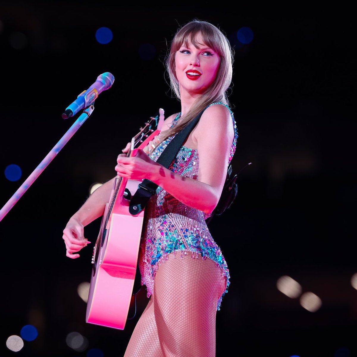 tswifterastour's tweet photo. 🚨| Lucas Oil Stadium in Indianapolis has officially traded the giant friendship bracelet with Caesars Superdome in New Orleans ahead of Taylor Swift's 'The Eras Tour' tomorrow! #IndyTSTheErasTour https://t.co/nOXtFIZGwa