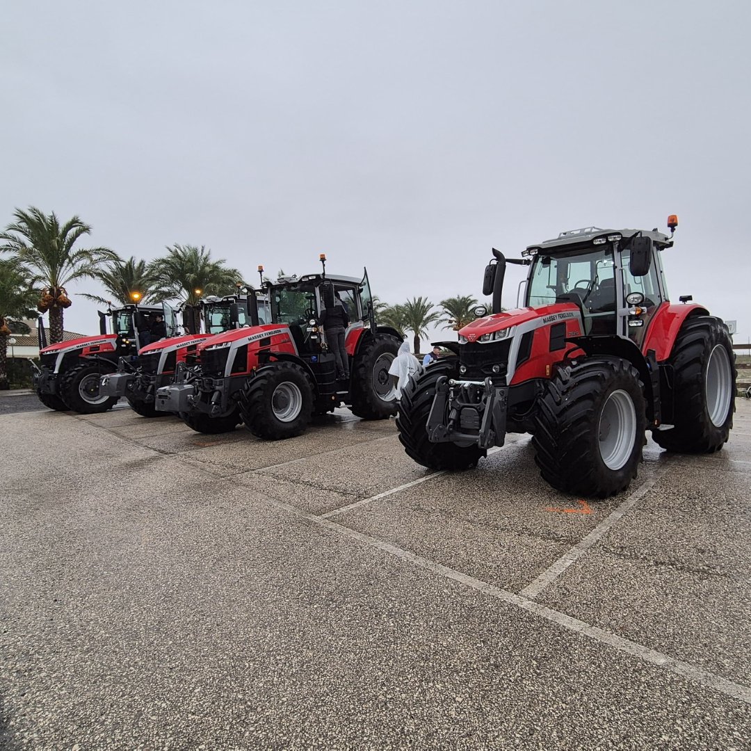 MF_Spain's tweet photo. 🔥 Finalizamos la #MFeXperience Tour de Sevilla.
Tecnología, productividad y grandes momentos compartidos con todos los asistentes.
¡Gracias por ser parte de esta experiencia única! 🚜🚜
Próxima parada 🔜 Murcia 📍
#MFBornToFarm 🌾 https://t.co/ofafOMCz5Q