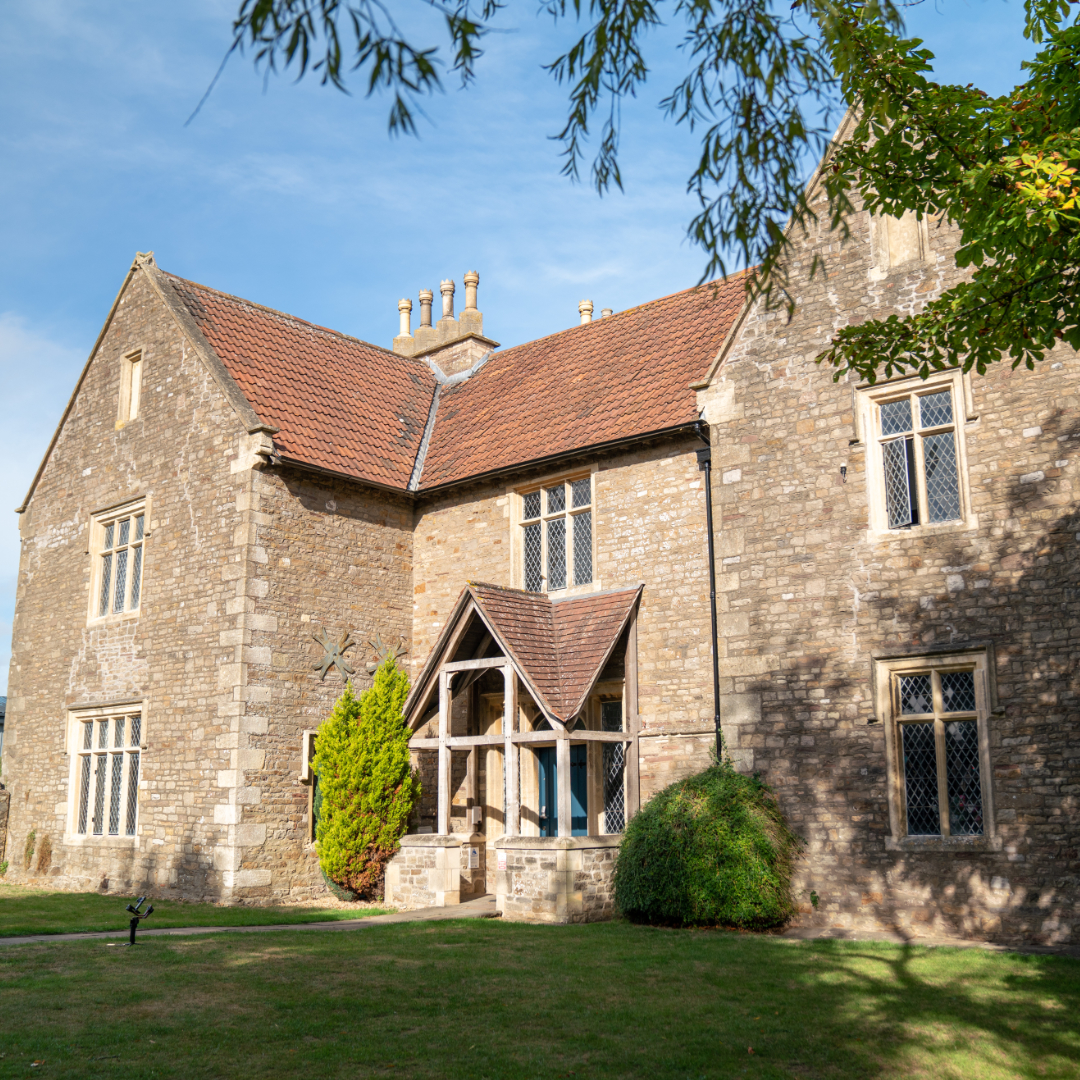 The Lodge at Thornbury Golf Centre is set just outside the market town of Thornbury - overlooking the beautiful South Gloucestershire countryside.
visitgloucestershire.co.uk/thornbury-lodg…

#visitgloucestershire #gloucestershire #stayingloucestershire #bedandbreakfast #smallhotel  #thornbury