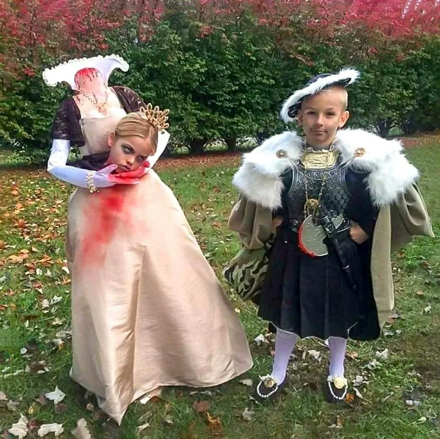LealtadSabia's tweet photo. 16. Enrique VIII y Ana Bolena históricamente exactos disfraces de Halloween https://t.co/FLAKMegD1c