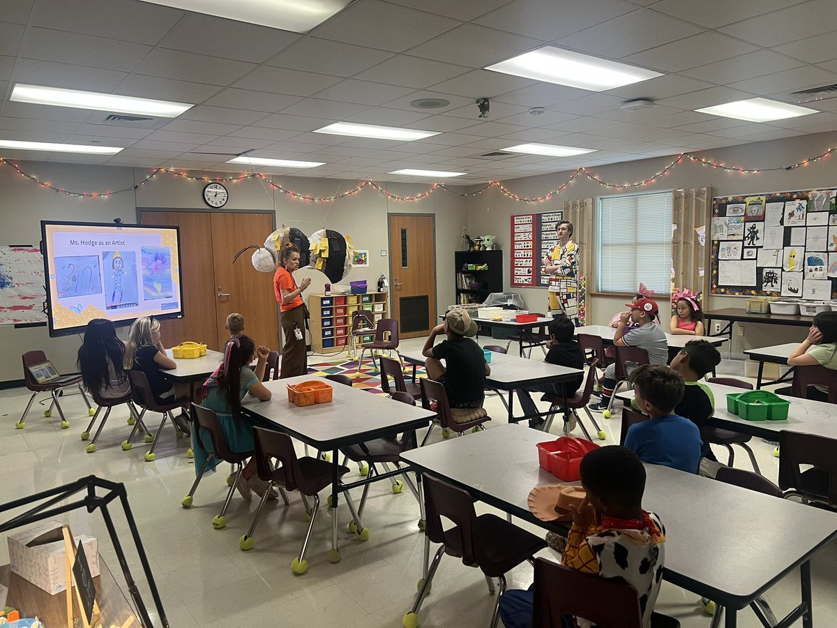 ulatoskiJPE's tweet photo. When art and SEL collide! Our counselor &amp; art teacher co-teaching to help our third graders feel confident and find joy in creating art! #jpepride #1LISD https://t.co/OWAK2Kqgiy