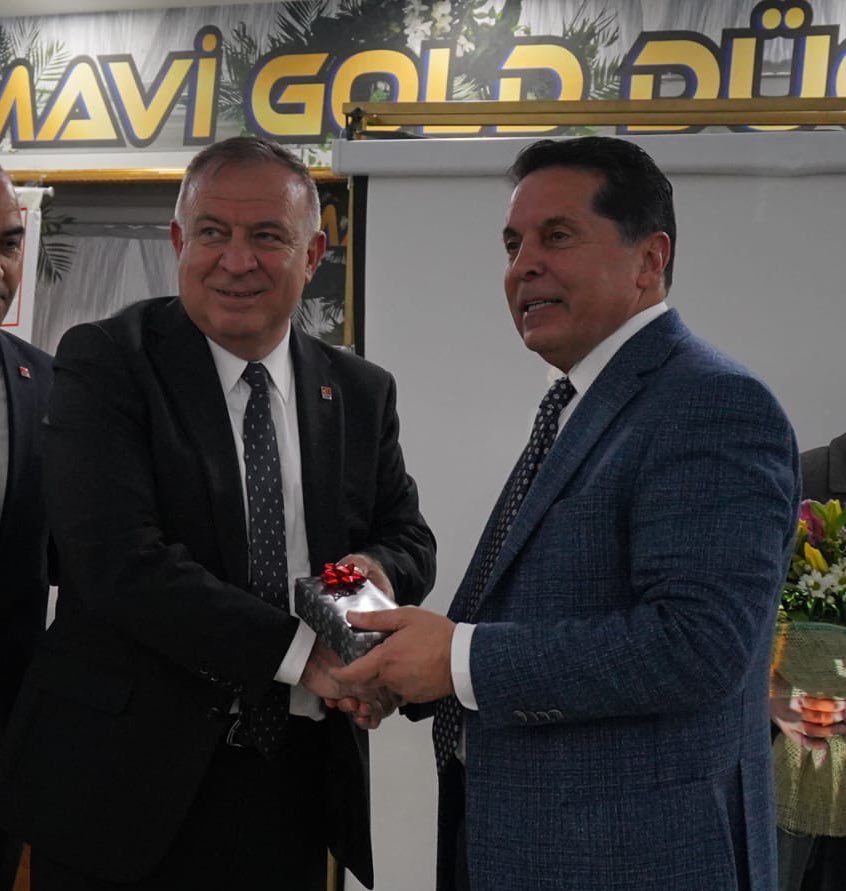 gokanzeybekyeni's tweet photo. Son 48 saatte yaşananlar, demokrasimiz adına utanç verici, halkın iradesinin bir kez daha yok sayıldığı hukuk skandalı niteliğinde bir süreç olarak tarihe geçecektir.

Esenyurt Belediye Başkanımız Profesör Doktor Ahmet Özer; temeli olmayan, delili olmayan, asılsız iddialar öne sürülerek hukuka ve vicdana sığmayan bir şekilde gözaltına alınmış; ciddiye dahi alınamayacak gülünçlükte sözde “bulgular” ile tutuklanmıştır. 

Adeta bir partinin ilçe başkanıymışcasına kaymakamlık yaptığı bilinen bir isim, iki Esenyurtlu’dan birinin oyunu alarak göreve gelmiş bilim insanı Ahmet Özer’in yerine kayyum olarak atanmıştır.

Kayyum uygulaması, halk iradesinin yok sayıldığı, yapılan seçimlerin adeta gasp edildiği çağ dışı bir uygulamadır.

“DEMOKRASİ VE HUKUK DEVLETİ ANLAYIŞINDA MİLLET İRADESİNİN YEREL YÖNETİMLERE YANSIMASI ESASTIR.”

İçişleri Bakanlığı’nın 2016 yılında yaptığı basın açıklamasında geçen bu cümle, bugün önümüzdeki tablonun siyasi bir operasyondan ibaret olduğunu bir kez daha gözler önüne sermektedir.

Halkın büyük bir teveccüh ile göreve getirdiği Belediye Başkanını görevden alanlar halkın kendisini yok saymakta; 2023’de iktidar vizesi aldıkları halkı yok hükmüne koyarak kendi meşrutiyetini de yok saymaktadır.

Bakanlık aynı açıklamada “SEÇİMLE İŞ BAŞINA GELİP, MİLLETİN HÜR İRADESİNİ SUÇ İŞLEMEK İÇİN KULLANMANIN MEŞRUİYETİ YOKTUR” demektedir. Geldiğimiz noktada ise savcıların, hakimlerin, iktidar organlarındaki koltuk sahiplerinin organize bir şekilde SUÇ İŞLEDİĞİ açıkça ortadadır.

Türkiye Cumhuriyeti siz ne yaparsanız yapın bir hukuk devletidir. 
Yöneticiler seçimle göreve gelip, görevden seçimle ayrılacaktır.

Esenyurt Belediye Başkanımız Ahmet Özer görevine geri dönecek, Esenyurt’a hizmet etmeye son hızda devam edecektir.

Kirli oyununuzu görüyor, mücadelemizi güçlendiriyoruz. Ne mahkeme oyunlarınız, ne de yargı sopanız iktidar yürüyüşümüzü durduramayacak. Partimizin hiçbir neferi bu oyunlarınıza kurban gitmeyecek; boyun eğmeyecektir!

Genel Başkanımız Özgür Özel’in de dediği gibi:

Biz seçime hazırız! Esenyurt hazır, İstanbul hazır, Türkiye hazır! Demokrasi yoksa, hukuk yoksa seçim var! Hodri meydan.