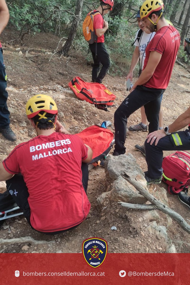 BombersdeMca's tweet image. Rescat d'una dona amb possible esguinç de turmell a La Trapa. Immobilitzam i traslladam la víctima a l'helicòpter del greim que la porta a @SonEspases. 
#Greim
#GrupdeRescatdeMuntanya
#ParcSóller
#ParcCalvià
