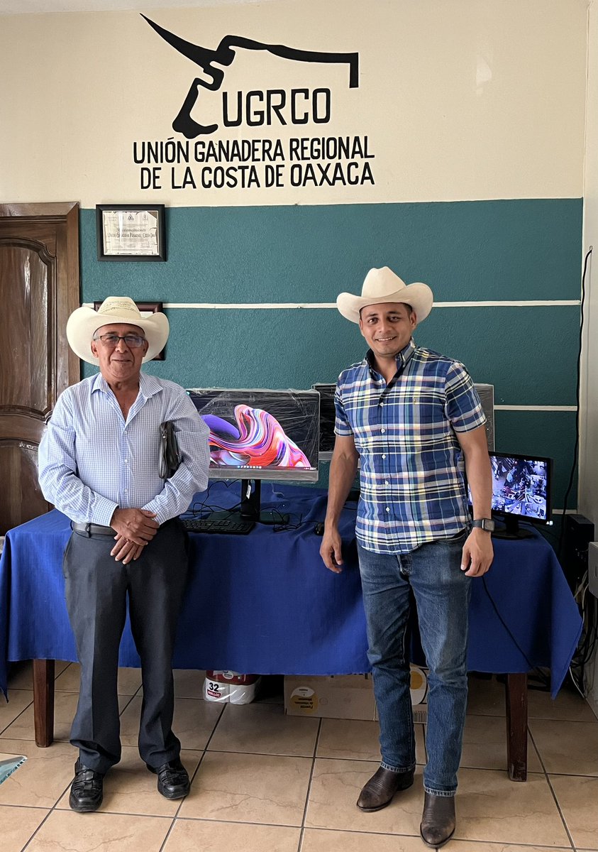 Para fortalecer los servicios en las organizaciones pecuaria, me es grato entregar un #EquipoDeComputo a la Agl de #SanCristobal agencia de San Agustín Chayuco. Siempre ratificaremos nuestro compromiso con el sector agropecuario de Oaxaca. <a href="/JulioBerdegue/">Julio Berdegué</a> <a href="/salomonj/">Salomón Jara Cruz</a> <a href="/GobOax/">Gobierno de Oaxaca</a>