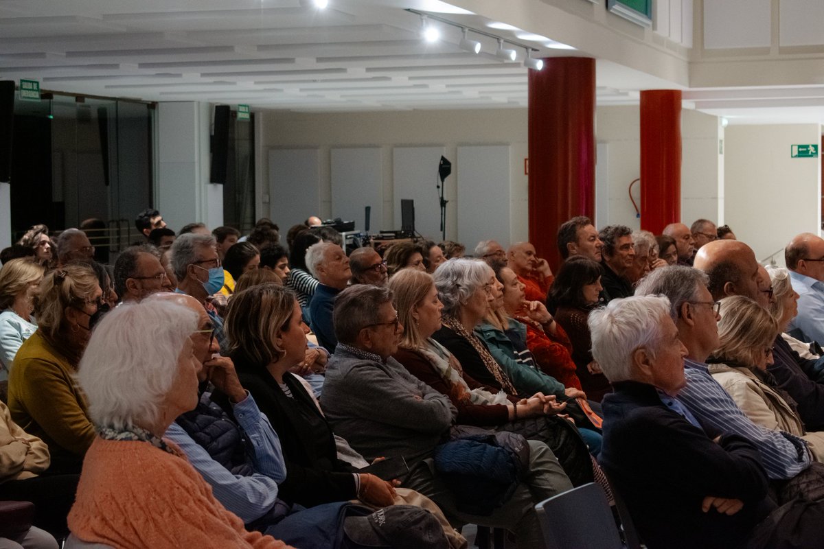 Periodistascant's tweet photo. El análisis de las elecciones de Estados Unidos del periodista Fernando García despertó gran interés con el aforo lleno de la sala María Blanchard del Palacio de Festivales de Cantabria.
#ForodePeriodismo #MatildeZapata https://t.co/ccZn4PlKff