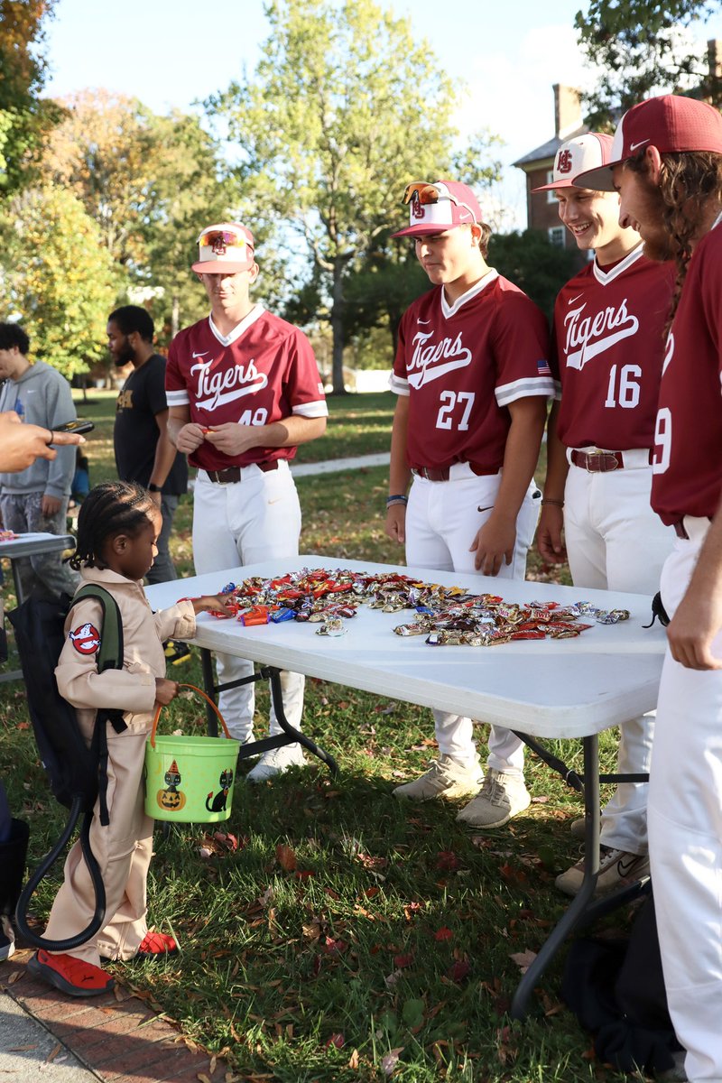 Happy halloween tigers!!! 🎃

We had a great time yesterday handing out candy on campus and seeing all the amazing costumes!

#RollTigers #Family