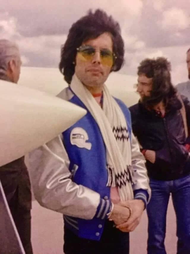 SeattleONTap's tweet photo. Freddie Mercury, YES from Queen, in a the OG Seattle Seahawks jacket... 

These pictures are epic. https://t.co/zhcPaHB25h