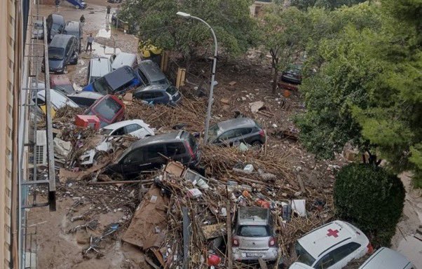 Doct_Tricornio's tweet photo. 🔴 A ti te ocurre el peor desastre natural en años con una cifra de muertos que no para de subir, gente sin vivienda, agua, comida, luz, medicamentos y si no despliegas el ejército y al mismísimo Jesucristo, tú no eres “el gobierno de la gente”: eres un GOBIERNO DE MIERDA MISERABLE