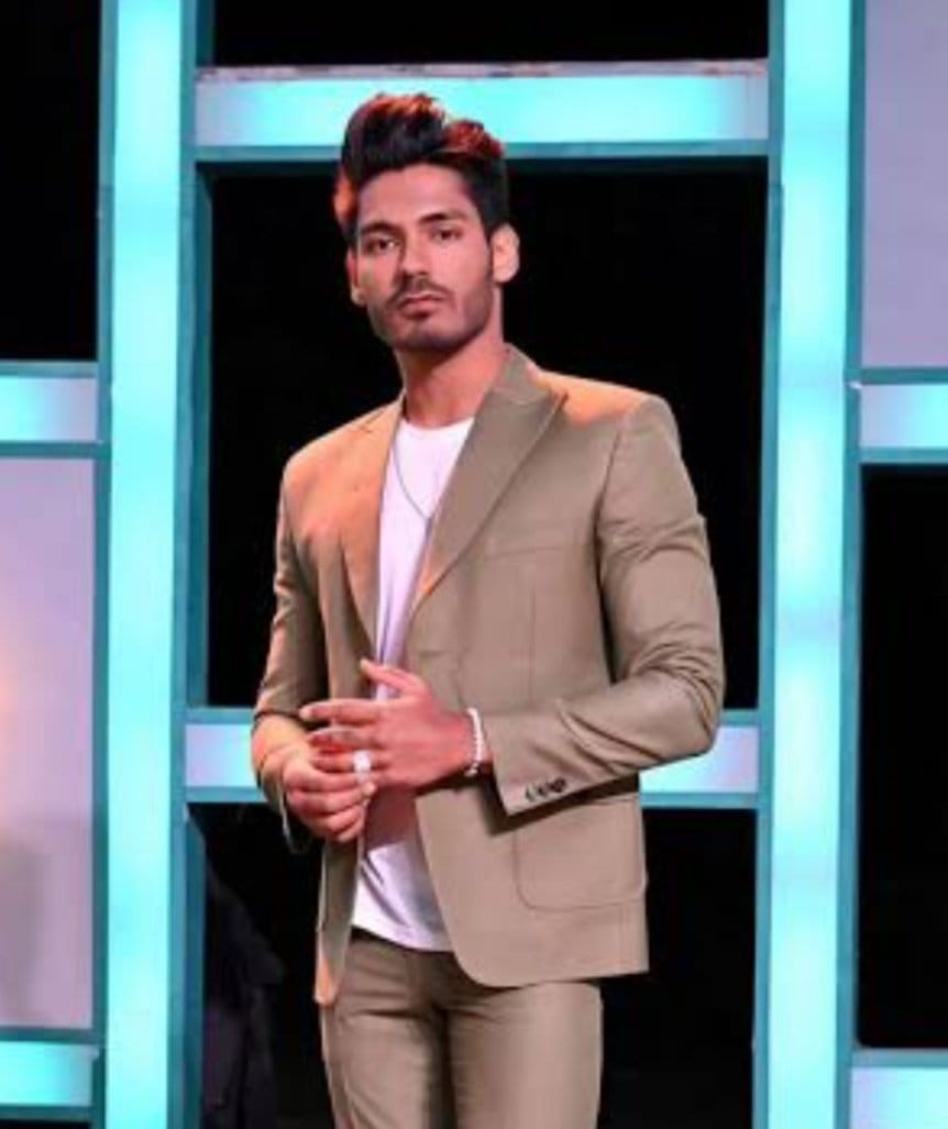 Jo log #Digvijay ko abhi tak nahi jaante, jaldi hi jaan jayenge! 🔥

💪 Karan ki body aur mind
😡 Avinash ka gussa
⚡ Rajat Dalal ki power aur strength

Sabka combo hai ye! 
Full powerhouse, haste haste sabki jala dega! 🔥💥 

#DigvijaySinghRathee #Powerhouse #BB18 #ColorsTV