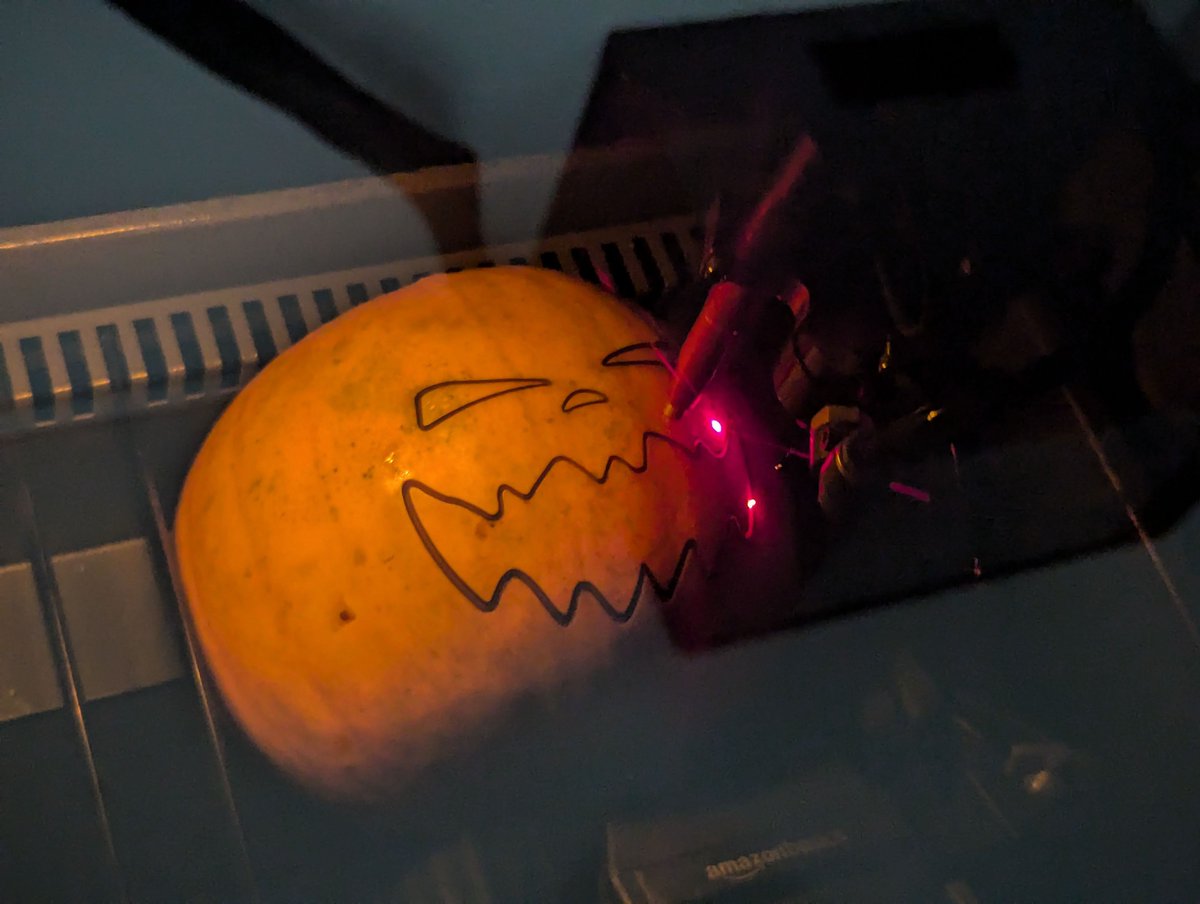 FiddlieTech's tweet image. 🎃✨ This Halloween, we took pumpkin carving to the next level…

#HalloweenHack #LaserCutPumpkin #SpookyScience #TechyHalloween