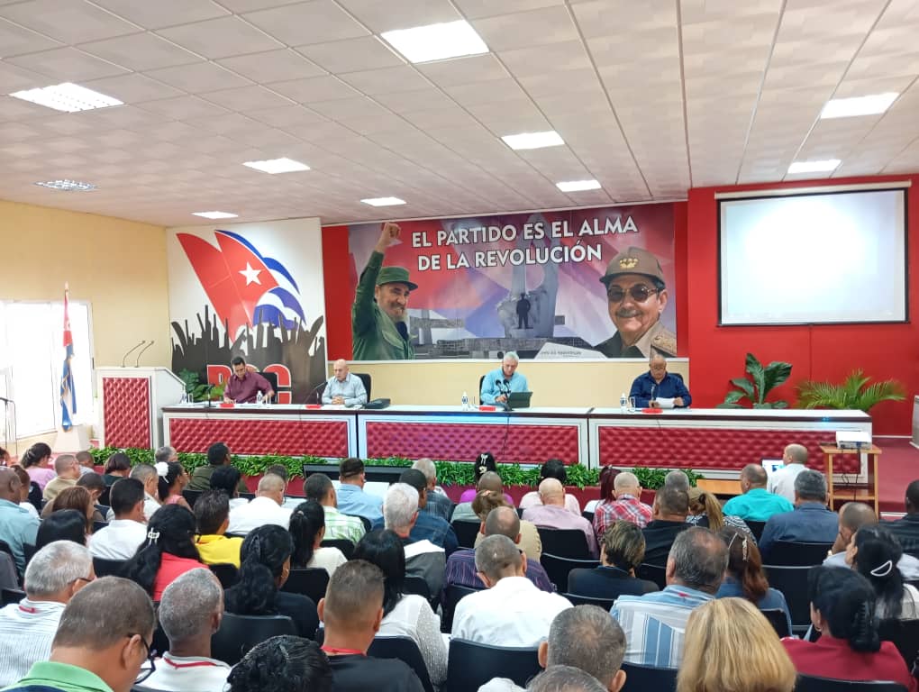 DrRobertoMOjeda's tweet image. Luego de visitar la provincia de Granma en el oriente del país, llegamos junto a @DiazCanelB a Camagüey para evaluar las medidas tomadas para corregir las distorsiones y reimpulsar la economía en el Pleno Extraordinario del Partido Provincial.