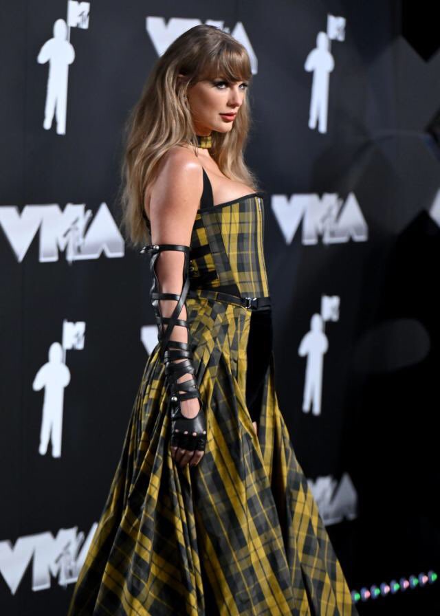 willnights1's tweet photo. Taylor Swift and Olivia Rodrigo's beef with actual facts and sources.

A long thread 🧵 https://t.co/y1Anx95qds