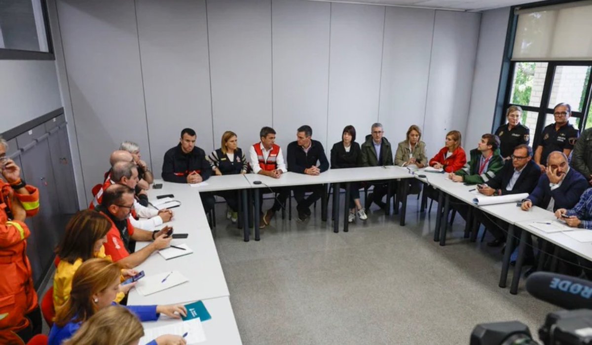 📰 El fango político por la gestión de la alerta se abre paso en la tragedia

‼️ Las alertas se envían según los protocolos establecidos y coordinados por Protección Civil del Gobierno central. No hay gestión política ahí, las comunicaciones siguen estrictamente el sistema