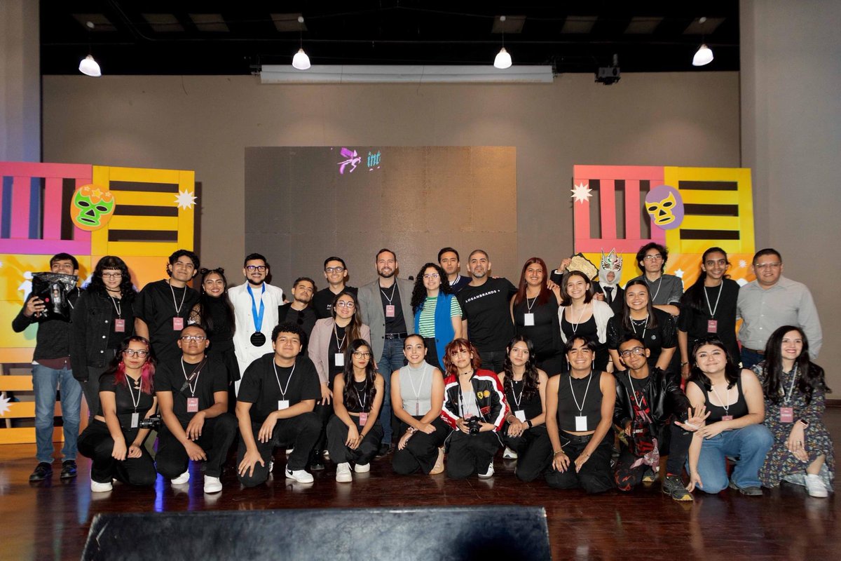 carloslosan's tweet photo. El pasado dieciocho de octubre estuvimos presentes en el #IntoDesign Ciudad Victoria, donde me toco exponer y dar un taller sobre diseño de marcas.
➕ https://t.co/BsbDXn5lFW