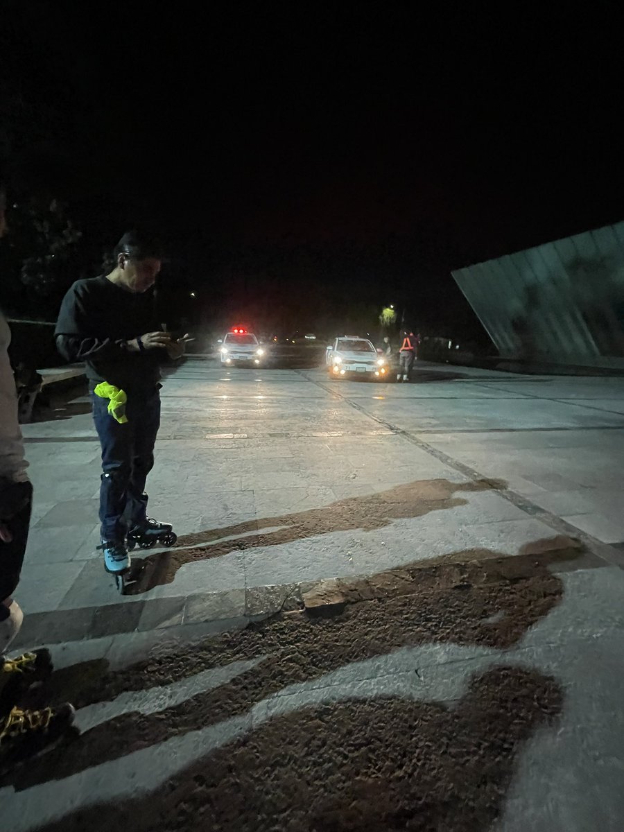 SoyJSR's tweet photo. La semana pasada en la @UNAM_MX, nos mandaron 4 patrullas por que hicimos una parada en la explanada del @muac_unam. 
Ahí no se podía patinar según el reglamento, mismo que nunca mostraron.
Estaba mal patinar pero no meter 4 autos a una explanada. 
#RetomemosLasCalles https://t.co/kDZPTBxbUV