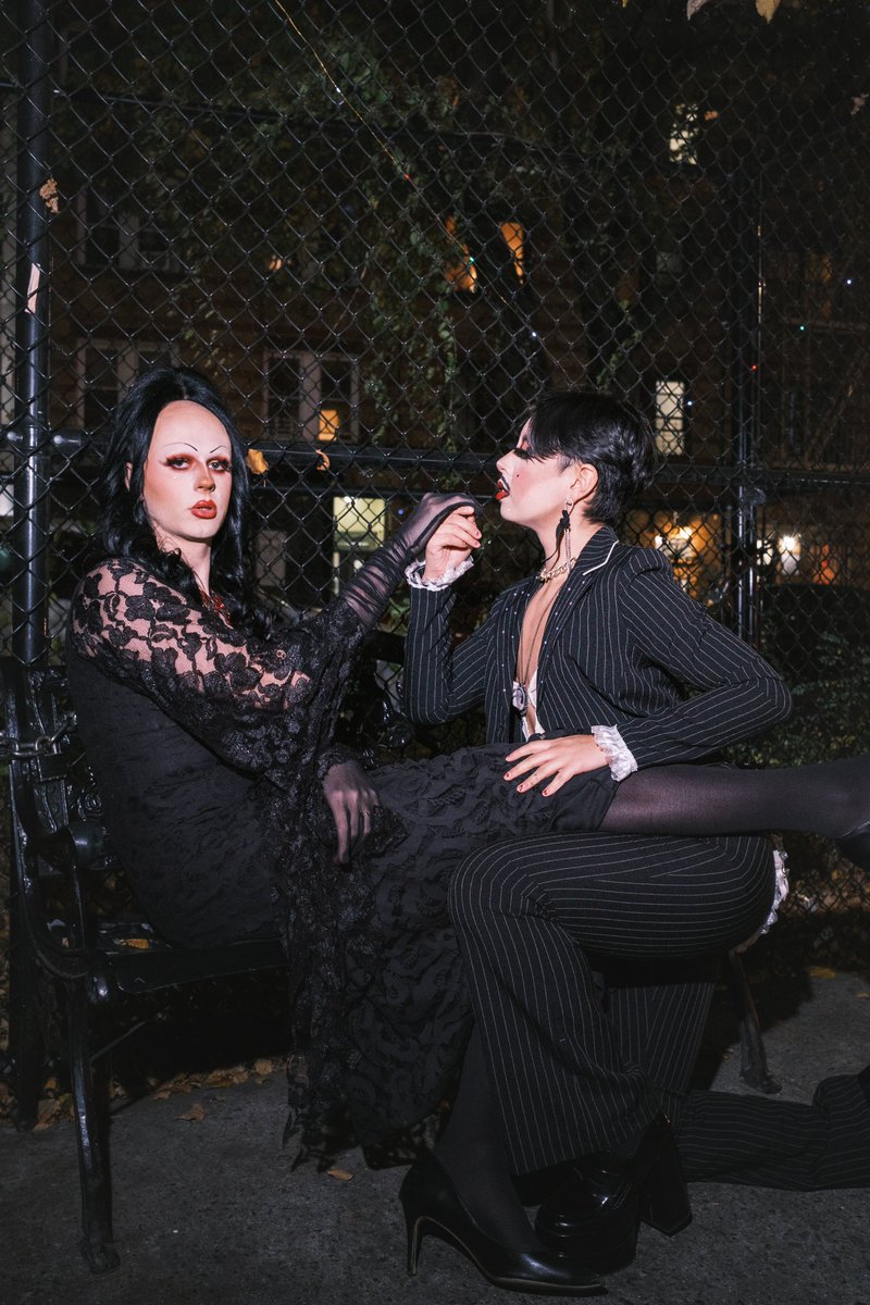 mauvedrag's tweet photo. HAPPY HALLOWEEN FROM MAISON MAUVANGELINE with Pugsley @corsettenyc Wednesday @heyproblemchild and Morticia @tellevangeline shot by @afiveonemale https://t.co/RIL3SQszSp
