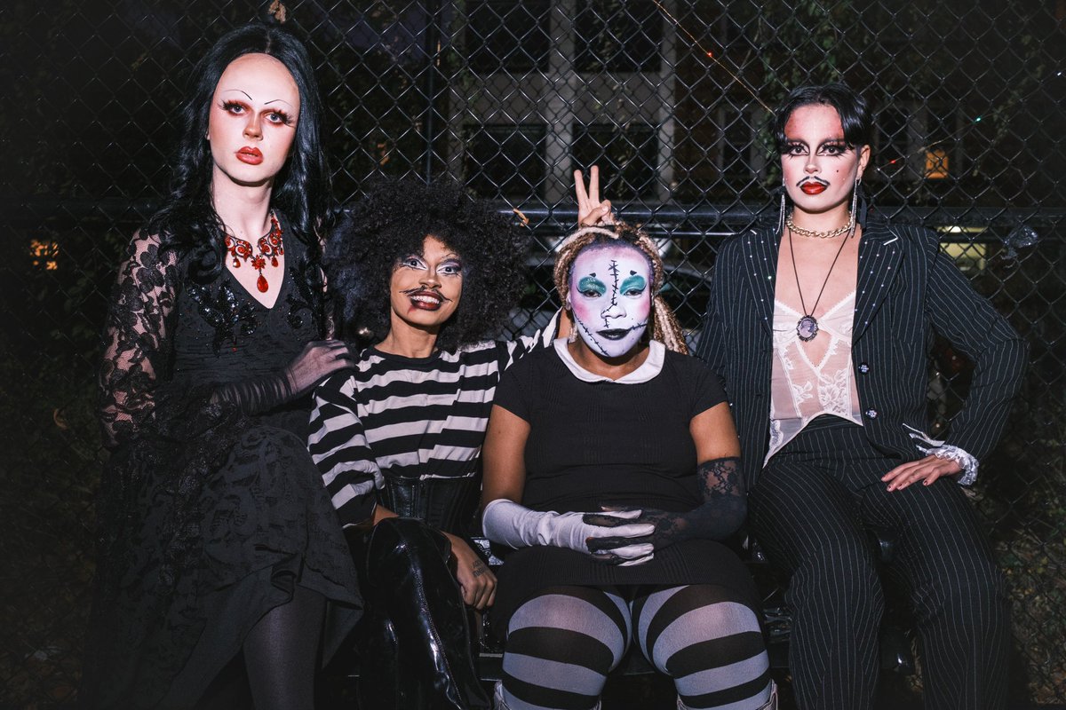 mauvedrag's tweet photo. HAPPY HALLOWEEN FROM MAISON MAUVANGELINE with Pugsley @corsettenyc Wednesday @heyproblemchild and Morticia @tellevangeline shot by @afiveonemale https://t.co/RIL3SQszSp