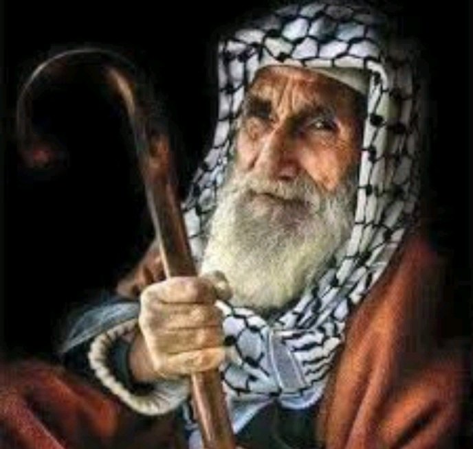 🥀 لا تحرجوا كبار السن ولا تختبروهم في .. 
       ذاكرتهم....وتقول....عرفتني؟..... من انا.... 
       أو ابن من ؟  سلم عليهم وقل اسمك .... 
       وعرف بنفسك.......النسيان......مؤلم جدا .. 

           ..اذا خانتهم الذاكرة... 
           ..فلا يخونك الأدب...