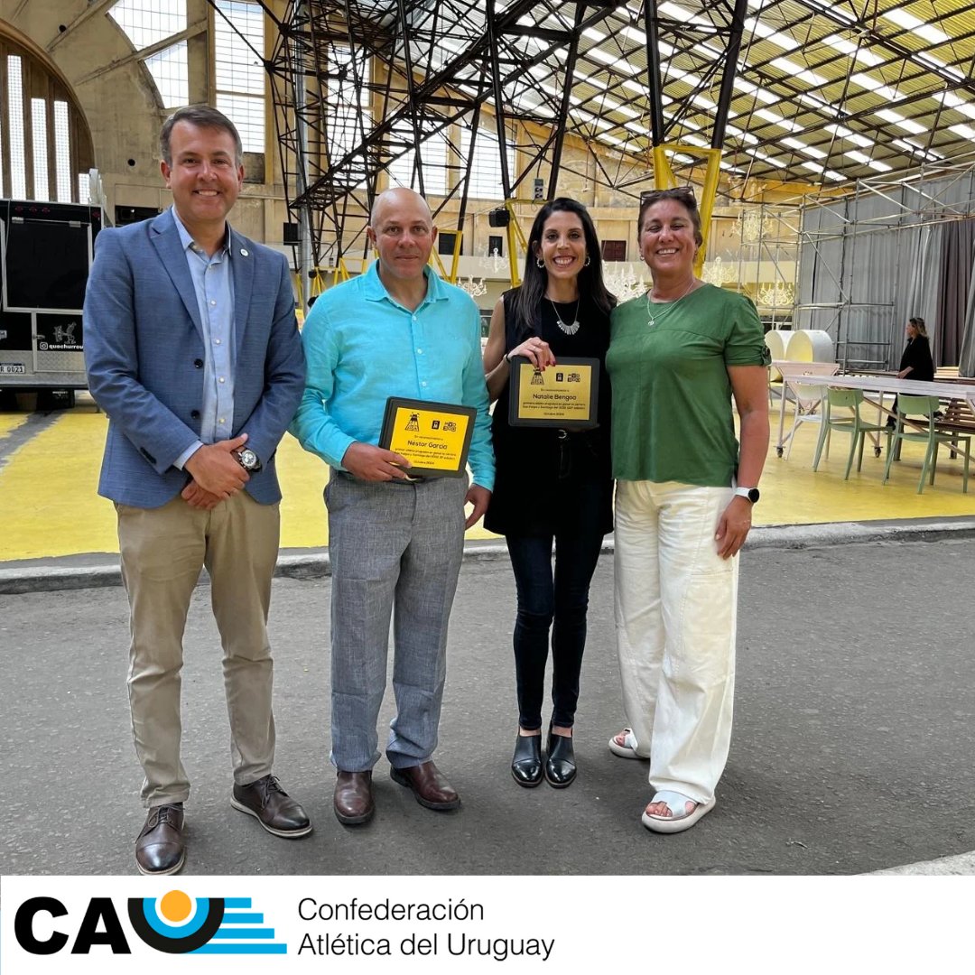 AtletismoCAU's tweet photo. Se realizó el lanzamiento de la San Felipe y Santiago en el Espacio Modelo.

Se distinguieron a dos referentes del atletismo: Néstor García y Natalie Bengoa por ser los primeros 🇺🇾 en varones y damas en ganar la carrera.

La San Felipe y Santiago se corre el 16/11.

#atletismoCAU https://t.co/g2JVARo5JZ