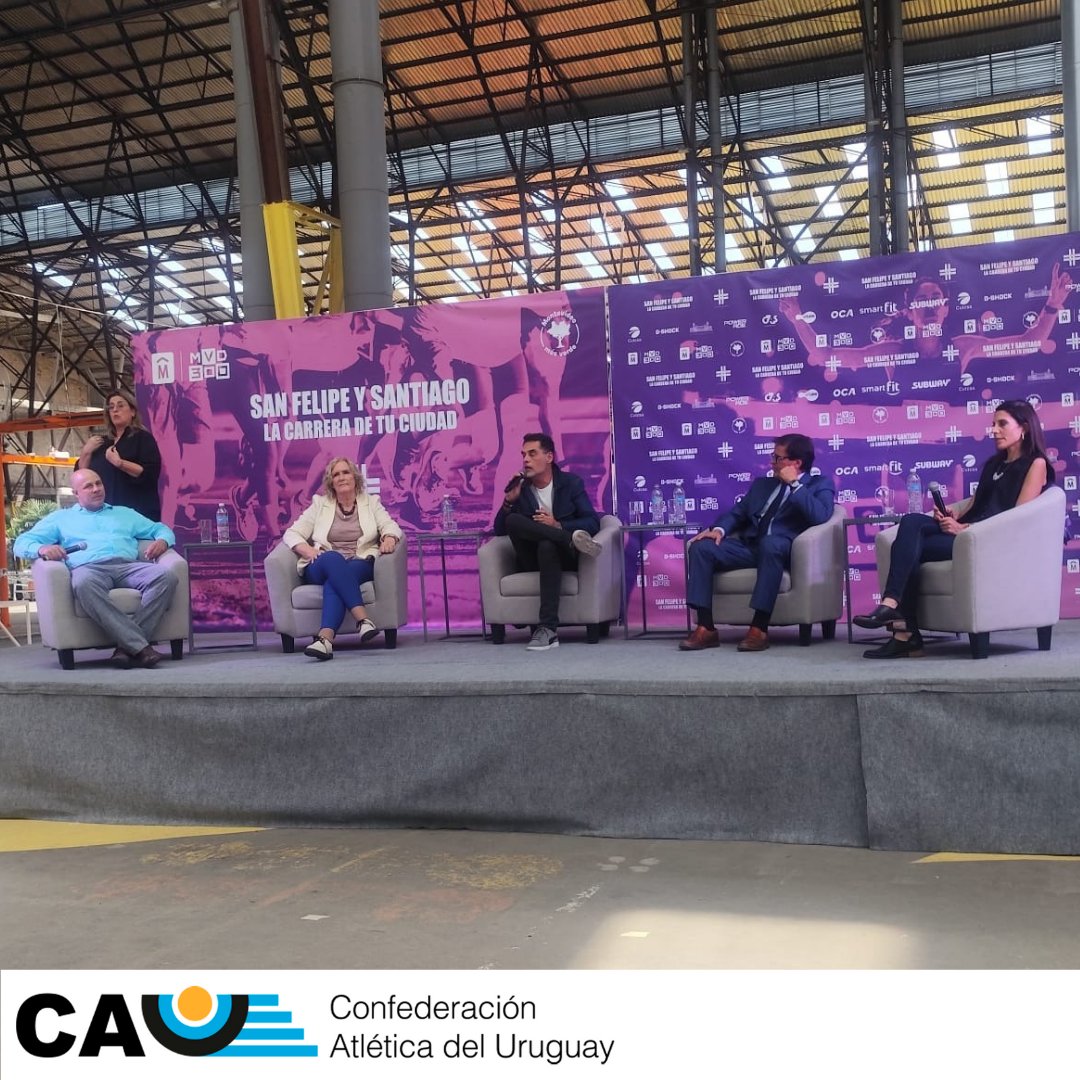 AtletismoCAU's tweet photo. Se realizó el lanzamiento de la San Felipe y Santiago en el Espacio Modelo.

Se distinguieron a dos referentes del atletismo: Néstor García y Natalie Bengoa por ser los primeros 🇺🇾 en varones y damas en ganar la carrera.

La San Felipe y Santiago se corre el 16/11.

#atletismoCAU https://t.co/g2JVARo5JZ