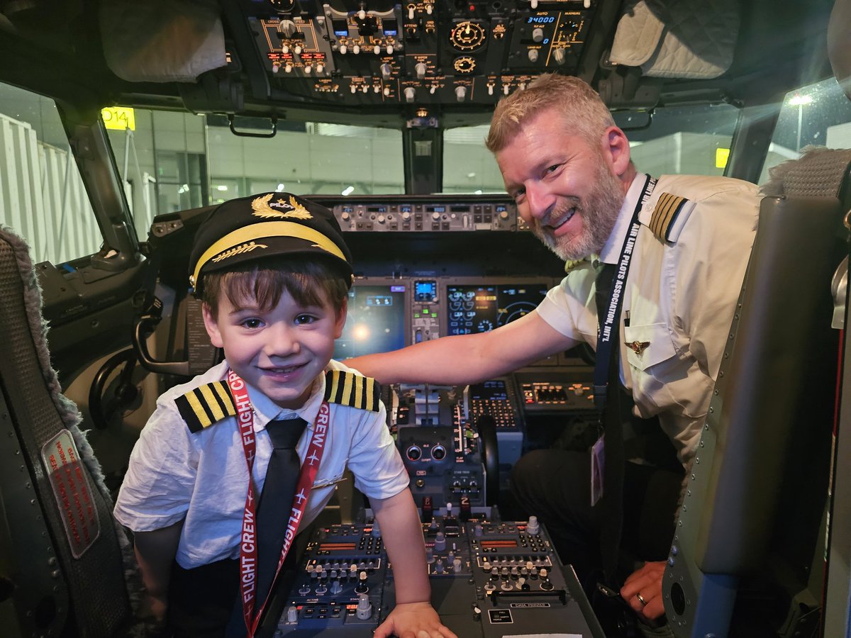 That right there. 30 seconds of time that just changed the world for another person. 
This makes me think of all the amazing airline folks who have done the same with my littlest. 
It's such a small thing that goes such a long way ❤️