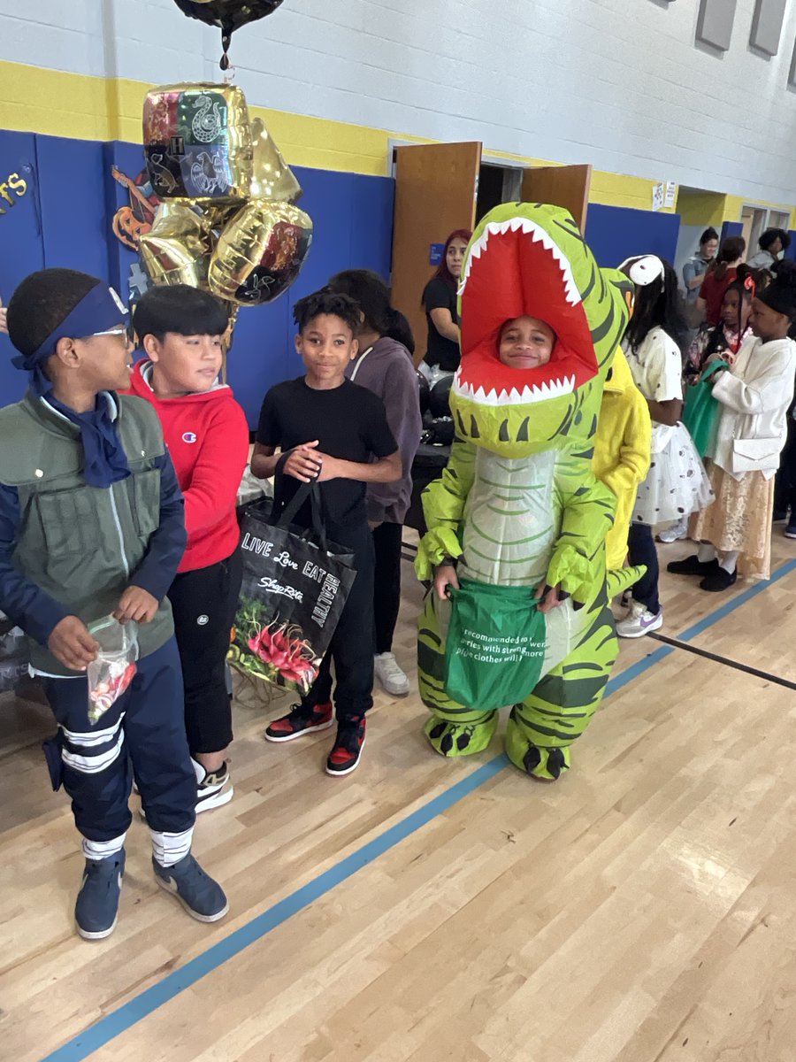 ops_district's tweet photo. What a fun-filled day! Cleveland students had a great time Trick or Treating by visiting decorative tables filled with goodies from parents and teachers! @clevelandcss 

#GoodToGreat #MovingIntoGreatness #OrangeStrong https://t.co/PjQMQ8hrjQ
