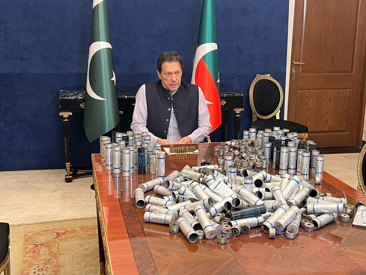 InsafPK's tweet photo. یہ تصویر ان چند شیلوں کی ہے جو پاکستان کے سابق وزیراعظم اور قومی ہیرو کے گھر پر داغے گئے تھے۔ 

محسن نقوی صاحب قاضی فائز عیسی کے لئے تو آپ کا قانون فورا حرکت میں آ جاتا ہے لیکن یہ بتائیں کہ عمران خان کو انصاف کب دیں گے ۔۔!!

#ReleaseImranKhan https://t.co/G9rWpXSMBP