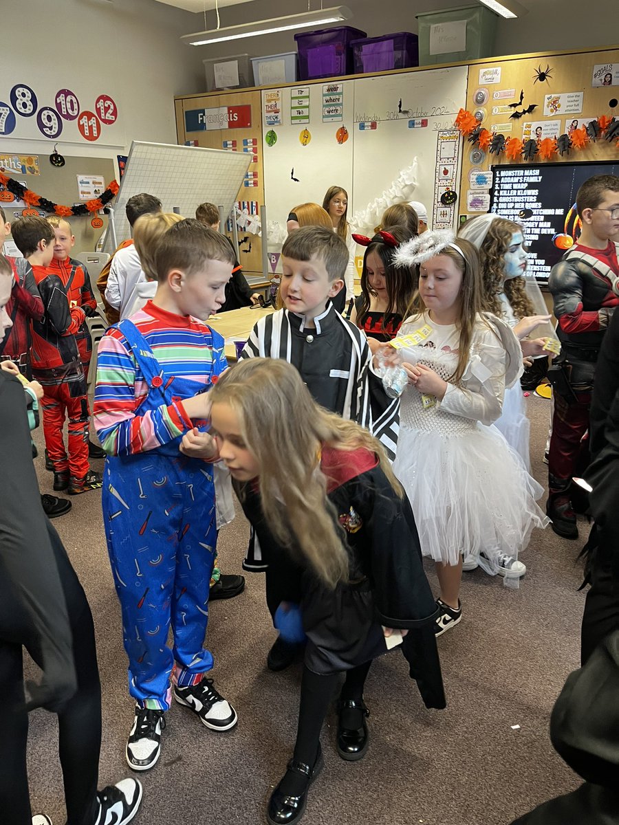kearney_mr's tweet photo. Halloween 🎃 Tweet of the Week
Massive thank you to @MrsMcKenzie76 and @MclatchieMiss for organising the Halloween 👻 Market full of games and treats. Pupils had a blast. https://t.co/YAKrCL0ziC