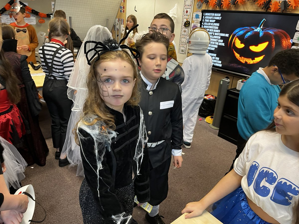 kearney_mr's tweet photo. Halloween 🎃 Tweet of the Week
Massive thank you to @MrsMcKenzie76 and @MclatchieMiss for organising the Halloween 👻 Market full of games and treats. Pupils had a blast. https://t.co/YAKrCL0ziC