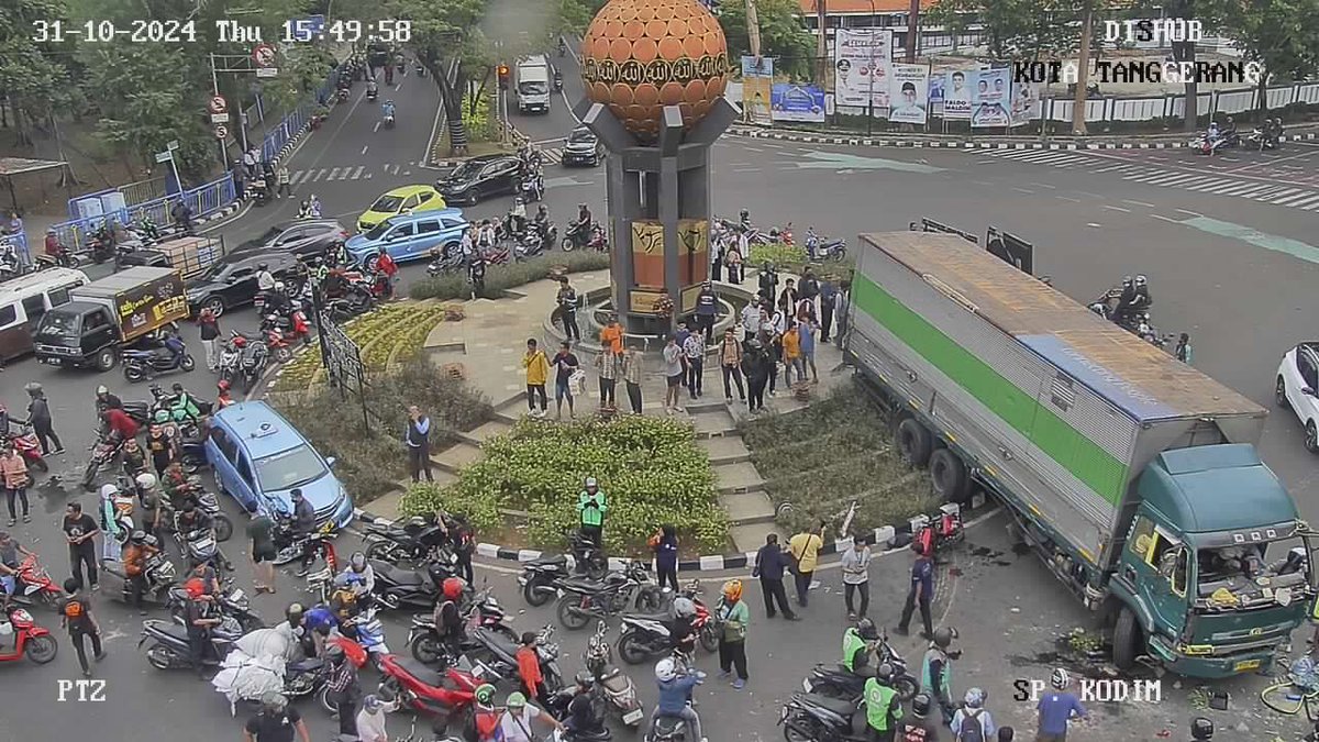 umayessss's tweet photo. Pray For Cipondoh tangerang. 
untuk temen temen stop menyebarkan video atau foto foto korban kecelakaan ya, karena tidak boleh dan ada pasalnya! semoga semua korban yang tertabrak truck di tangerang sore ini husnul khotimah aamiin 😭 #tanggerang https://t.co/ubps8jWPQV